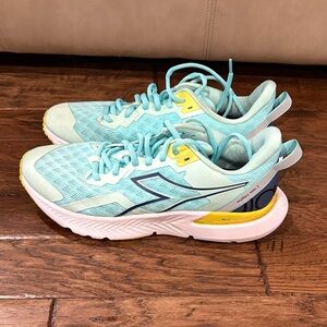 Diadora Women's Light Blue and Yellow Athletic Shoes